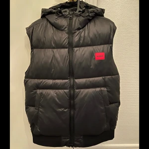 Hugo Boss Väst helt ny. - Hej säljer nu denna fina Hugo Boss väst, endast använd två gånger så den är alltså som ny.  Västen är äkta. Storlek Large passar nog medium också. Nypris på västen är 3499.