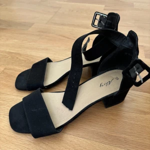 Klackskor  - Fina svarta klackskor i mocka material, knappt använda🖤