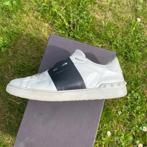 Valentino garavani skor - Säljer mina skor då dem ej används. De är absolut inte nya men ändå väldigt fint skick. Box dustbags och allt annat ni ser på bilden medföljer. Skicka ett meddelande för fler bilder. Kan gå ner lite i pris vid snabb och smidig affär!