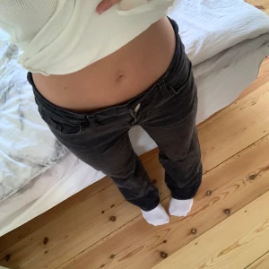 Svarta Jeans  - Ett par jättesnygga svarta jeans som bara legat i min garderob och inte kommit till användning🩷dessutom LITE för stora för mig🩷väldigt fint skick 
