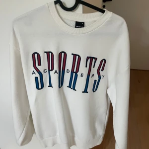 Tröja  - En collegetröja från Gina som är använd ett fåtal gånger! Passar folk som bär XS och S! 💞hör av dig om du har några frågor