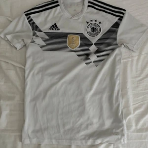 Tyskland landslag fotbollströja  - Säljer den för den är för liten men den är i super bra skick och har inga skador 