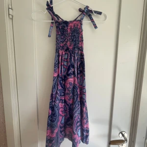 Fin klänning  - Denna klänning köpte jag för att tag sen på en loppis. Men hon hade sytt dem själv,det står att de ör storlek L men de tror jag ör menat i barnstolek men jag skulle säga att den är i 152 eller xxs. Men den ör i jätte bra skick💞