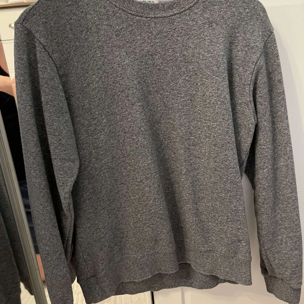 Äkta Kenzo tröja grå i storlek S, köpt på NK i Göteborg men för liten nu för mig. Kvitto finns. Skick 10/10. Tröjor & Koftor.