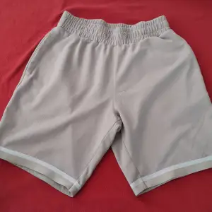 Sommar shorts i begie med en ficka i höger sida använt 2-5 gånger var liten i storlek/ pris kan dusikteras 