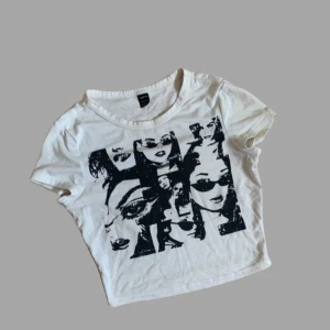 T-shirt med tryck - T-shirt från shein men riktigt coolt tryck. Har lite små fläckar men är annars i bra skick.