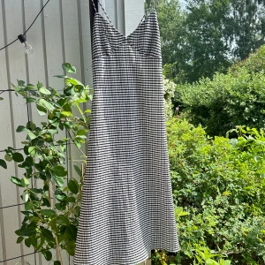 Rutig klänning - Rutig lång klänning från Mango.