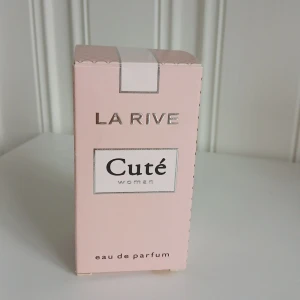 Parfym - La Rive, cuté woman eau du parfum. 30 mL. Säljer pga av att den inte kommer till användning så mycket. Använd lite grann som visas tydligt på sista bilden. Orginalpris 40-50 kr.