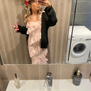 Rosa lång volang klänning🩷🌸 - Jättefin rosa klänning som bara är använd 1 gång och är helt som ny! Så fin till sommaren🌸💕