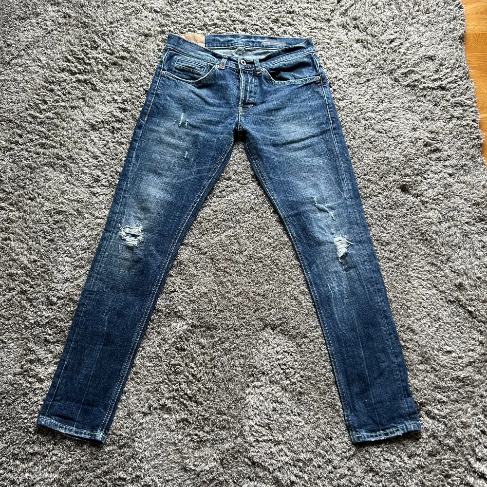 Säljer dessa sjukt snygga dondups i modellen George st 33. Jeansen har en lite sliten design som är mycket eftertrakt! Skit fint skick på dom! Hör av dig vid frågor. Jeans & Byxor.