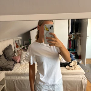 Vit volang topp🤍 - Säljer denna vita toppen med volanger på axlarna som kommer från hm! Älskar denna, passar till allt! Passar nog xs-m🤍