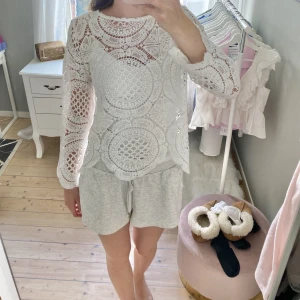 Stickad tröja - Så fin stickad tröja perfekt i sommar! Står storlek L/XL i den men skulle gissa på att det är barnstorlekar då den sitter på mig som en S🫶🏻