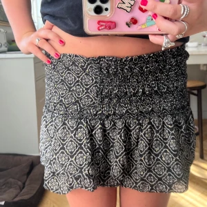 Kjol - Säljer denna söta kjol! Skriv vid intresse eller frågor!