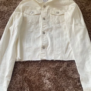 Vit jeans jacka  - Jätte söt vit jeans jacka som inte används längre då den börjar bli för liten. Den har en liten fläck på armen som visas på sista bilden annars är den i jätte fint skick. Den är normal i sin storlek.