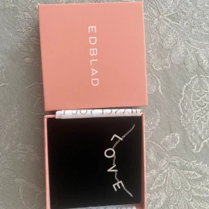 Nytt Edblad halsband - Helt nytt, super fint och oanvänt halsband från Edblad💕 Original pris 449 kr. Säljs för 300 kr, pris kan diskuteras💞Köparen står för frakt.💗