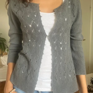 Grå stickad kofta med trekvartsärmar  - Fin odd molly kofta med trekvartsärmar❤️ Passar fint på mig som har storlek S som referens