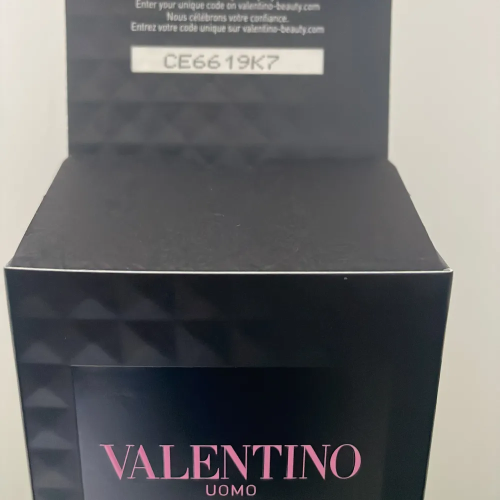 Den här valentino parfymen är den mest köpta parfymen på kicks och passar perfekt till sommaren🥂 den är en 50 ml och jag har sprutat med den två gånger ungefär och nypriset ligger på 799 kronor i snitt🔥 Hör av dig om du är intresserad🌟. Parfym.