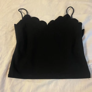 Top - Gullig top som både jag och min dotter älskar. Tyvärr har den blivit för liten. Det är en fin tröja som har gullig design. Den har dock inte använts så mycket så den är fortfarande i bra skick. 