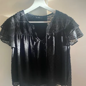 Zara blus - Jättefin svart blus från zara i storlek xs. Passar både S och XS. Superfint skick❤️