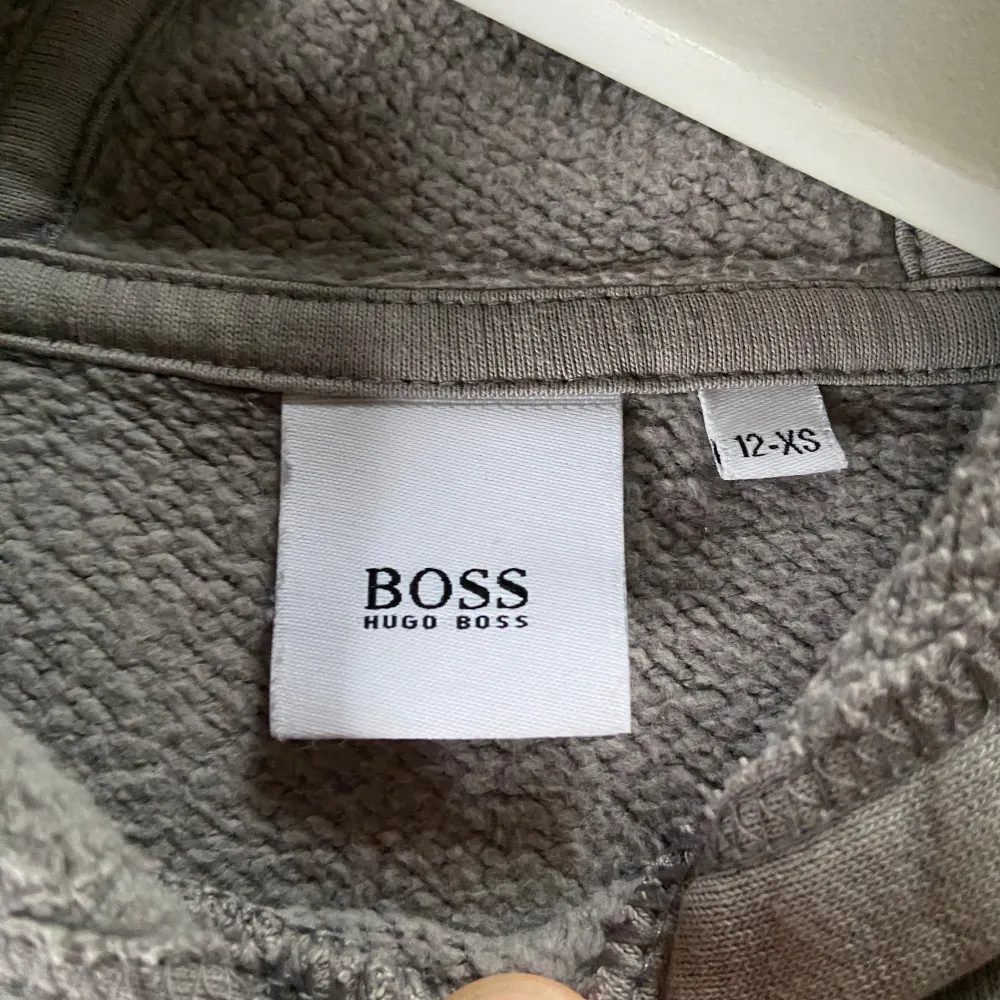 Jätte fina Hugo Boss Hoodie som passar någon mellan 152-165. Inga defekter och är otroligt snygg. Hoodies.