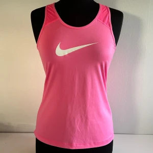 LINNE - Supersnyggt rosa Nike-linne i storlek XL jr, passar perfekt till XS/S🩷Endast använt ett fåtal gånger, nyskick! Köpare står för frakt🤗