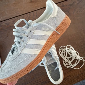 Adidas Handball Spezial Gråa - Oanvända handball spezial. Storlek 42, vita skosnören medföljer Unisex