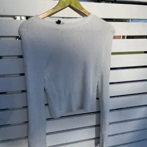 Vit stickad tröja från h&m. Tror storlek xs eller s