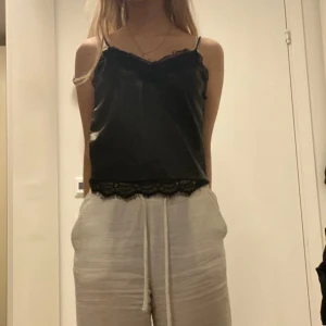 Svart linne med spets  - Från bik bok Storlek xs 