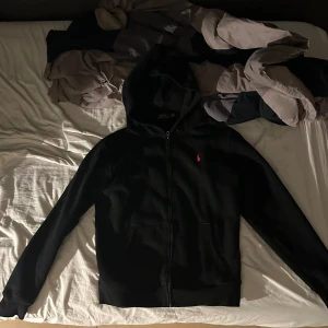 Ralph lauren zip hoodie - Lite för stor för mig. Brukar ha en M där av säljer jag den här tröjan 