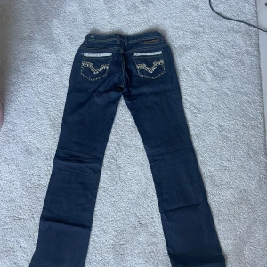 Low waist jeans med rhinestone detaljer - Så snygga men tyvärr lite stora på mig❤️ skriv för mer info