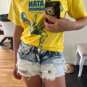 Jeansshorts  - Säljer mina snygga Jeanshorts med nitar. De är i nyskick, då de aldrig passade mig tyvärr. Jättefina och perfekt nu till sommaren. Rekommenderar. Köpta på Gina tricot. Kika gärna på mina andra annonser, säljer mycket:) 