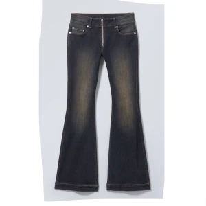 Lågmidgade jeans - Säljer dessa super snygga och populära jeans från weekday i storlek 23, passar mig som i vanliga fall har storlek Xs-S. Dom är slutsålda och använda ca en gång. (Bild lånad från weekdays hemsida. Original pris är 670. Fråga för fler bilder❤️❤️
