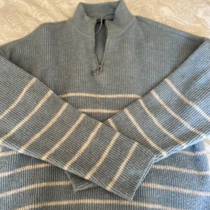 Blå randig Stickad tröja från veromoda  - Randig stickad tröja som är väldigt skön i materialet, har en dragkedja som går upp mot halsen. står att det är storlek xl men den passar mig som är S- m 