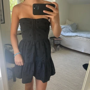 Svart korsettklänning  - Säljer denna superfina korsettklänning från ASOS i storlek xs. Sparsamt använd💗