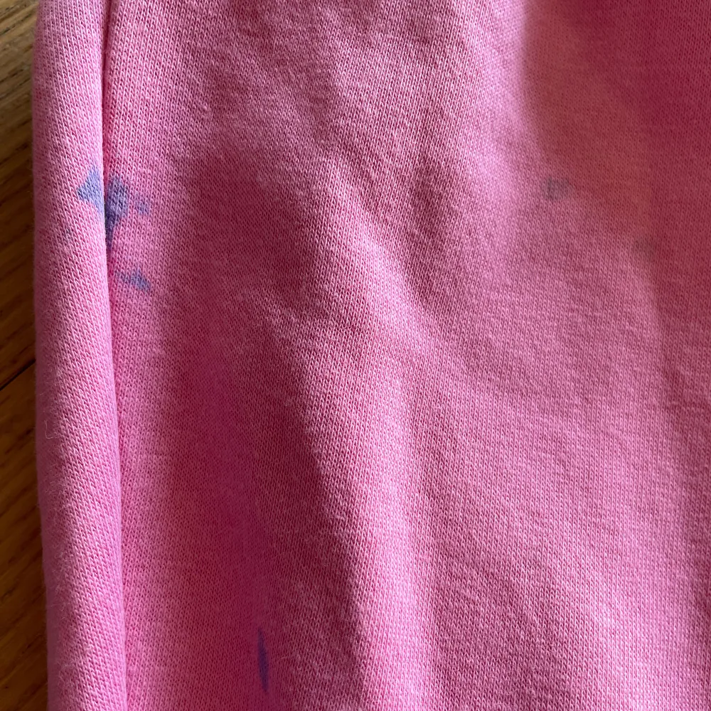 En rosa musse tjocktröja som jag använde väldigt mycket för två/ett år sedan, det är lite blå målarfärg på en av ärmarna. Storlek XS, priset kan diskuteras . Hoodies.
