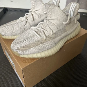 Yeezy 350 bone - Sköna yeezy som köptes från restocks ett tag innan dom började släppas igen. Har rivit bort restocks klister lappen som ni ser på sista bilden. Har knappt använt dom senaste året och de är fortfarande i väldigt bra skick. Bara att höra av er