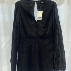 Bikbok shortsdress - Söt shortsdress med broderade detaljer från Bikbok🖤säljer tyvärr då den inte kommer till användning. Lappen kvar, stolek S😊