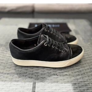 Lanvins - 9/10 Skick. Säljer pga att dom är för stora. Uk 8 som motsvarar 43. Tveka inte att höra av er vid några frågor eller funderingar. Byter gärna mot lanvins i Uk 7, Valentinos eller philppe models