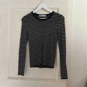 Zara tröja i nyskick! - Endast använd en gång, inga defekter! Vid frågor kom privat❤️