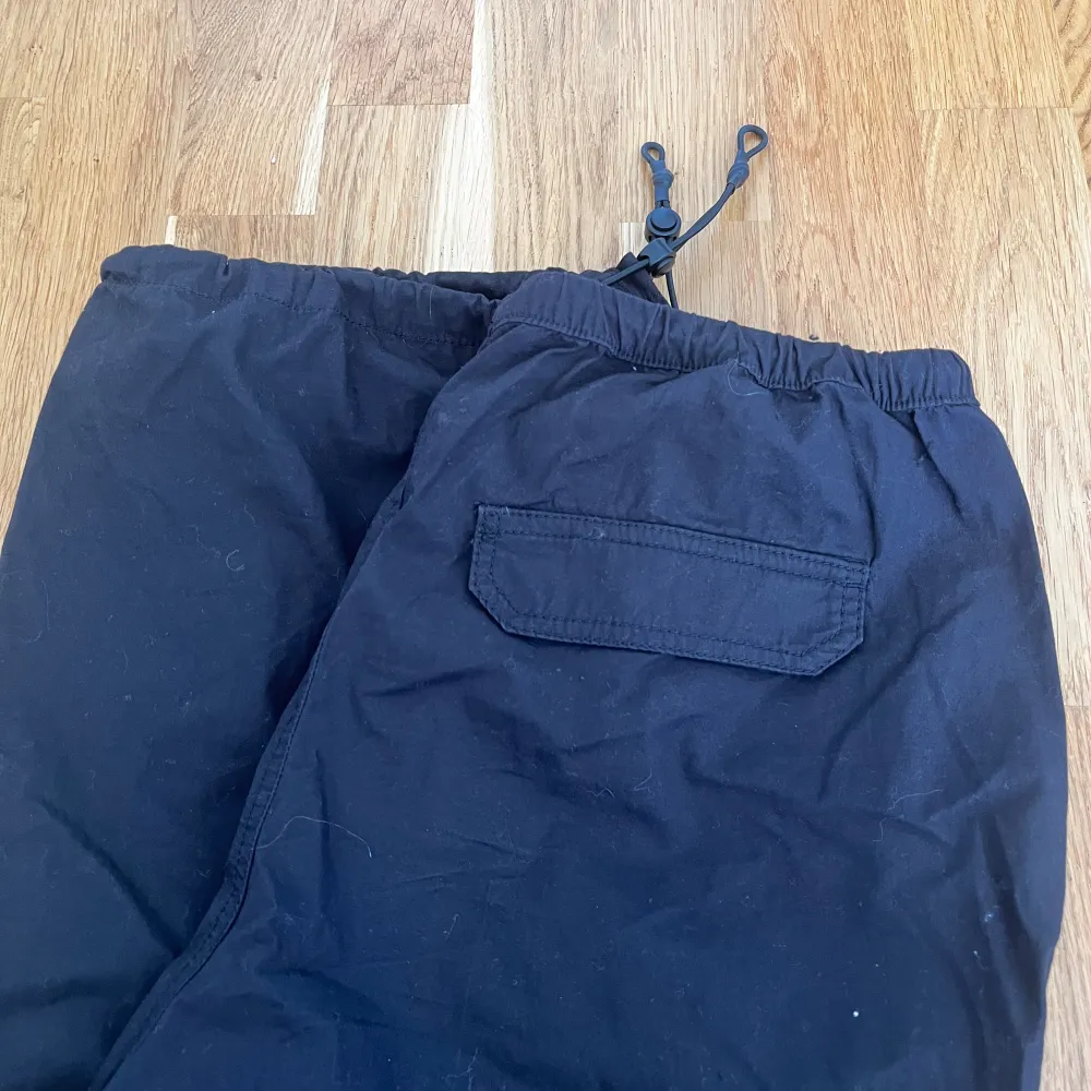 Svarta Parachutepants från H&M Inga defekter . Jeans & Byxor.