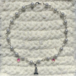 Nallebjörn halsband 🧸 - Vackert nallebjörn halsband med vita glaspärlor och skimrande glasdroppar. Kontakta gärna vid frågor och innan köp☺️