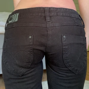 lågmidjade jeans - lågmidjade vintage bootcut jeans från mavi. mycket bra skick. midjemått: 39 cm innebenslängd: 73 cm