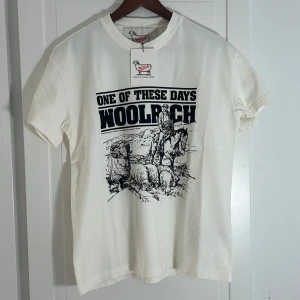 Woolrich T-shirt  - Tja säljer nu min nya Woolrich T-shirt i storlek S för endast 649kr! Ny med tags, passar även M. Priset är ej hugget i sten, hör av dig i dm!