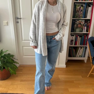 Grå Kofta - Mysig lite längre grå kofta från H&M 🥰 