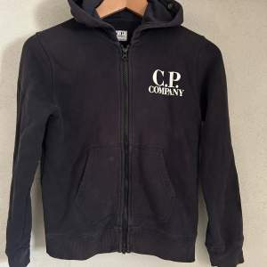 En riktigt najs cp company hoodie köpt ifrån farfetch. Den är i storlek ungefär 10 år. Kan diskutera om priset!