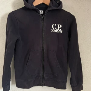 Cp company hoodie - En riktigt najs cp company hoodie köpt ifrån farfetch. Den är i storlek ungefär 10 år. Kan diskutera om priset!