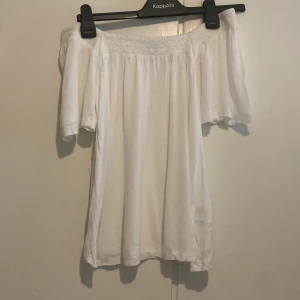 Off shoulder top - Tunn och skön off-shoulder tröja från Lindex🤍