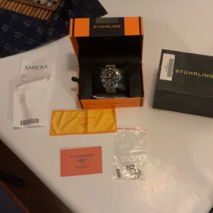 Sthurling klocka - Tja! Säljer min stührling klocka. har dock inte knappt används . Det tillkommer klocka, tvättduk, extra länkar och box