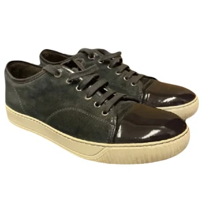 Lanvins - Nu har vi fått in ett par lanvins i väldigt bra skick! Storlek-uk7(motsvarar 43-44)-skick 9/10. Box och dustbag medföljer! Hör av dig vid frågor eller funderingar!