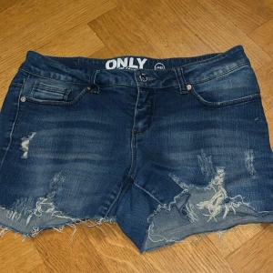 Lågmidjade shorts - Lågmidjade shorts som knappt är använda, har klippt dom till bra längd, jättefint skick
